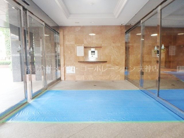 【福岡市中央区渡辺通のマンションのエントランス】