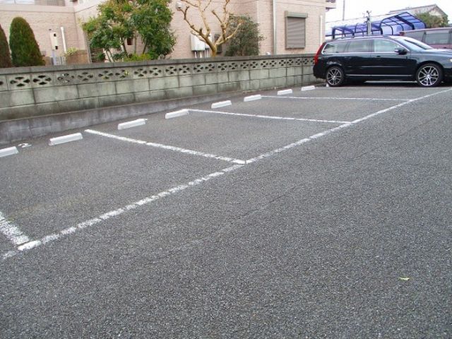 【君津市南子安のアパートの駐車場】