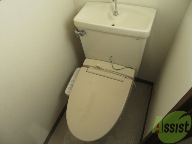 トイレ　ウォシュレット機能がついたトイレです。安心して使用できますね