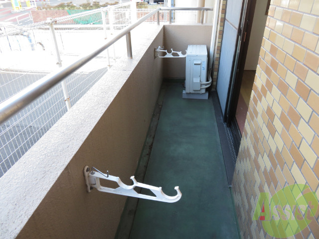 バルコニー　バルコニー。洗濯物がはかどりそうな広さがありますよ。