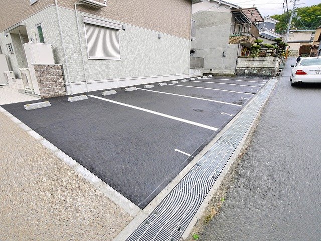 駐車場　駐車場があるので、車を買う予定の方も安心です