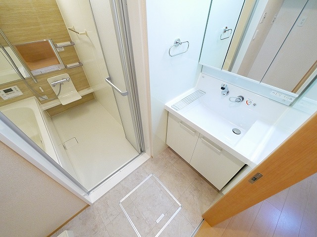 洗面設備　ゆったりとスペースのある洗面所