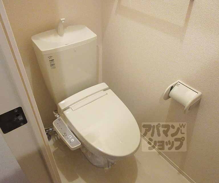 トイレ　ウォシュレット付き。