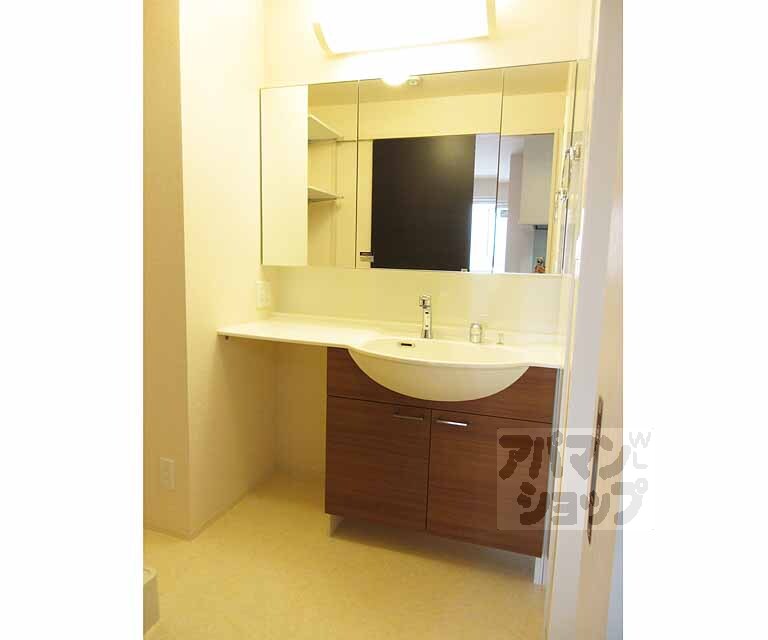 洗面設備　独立洗面台。