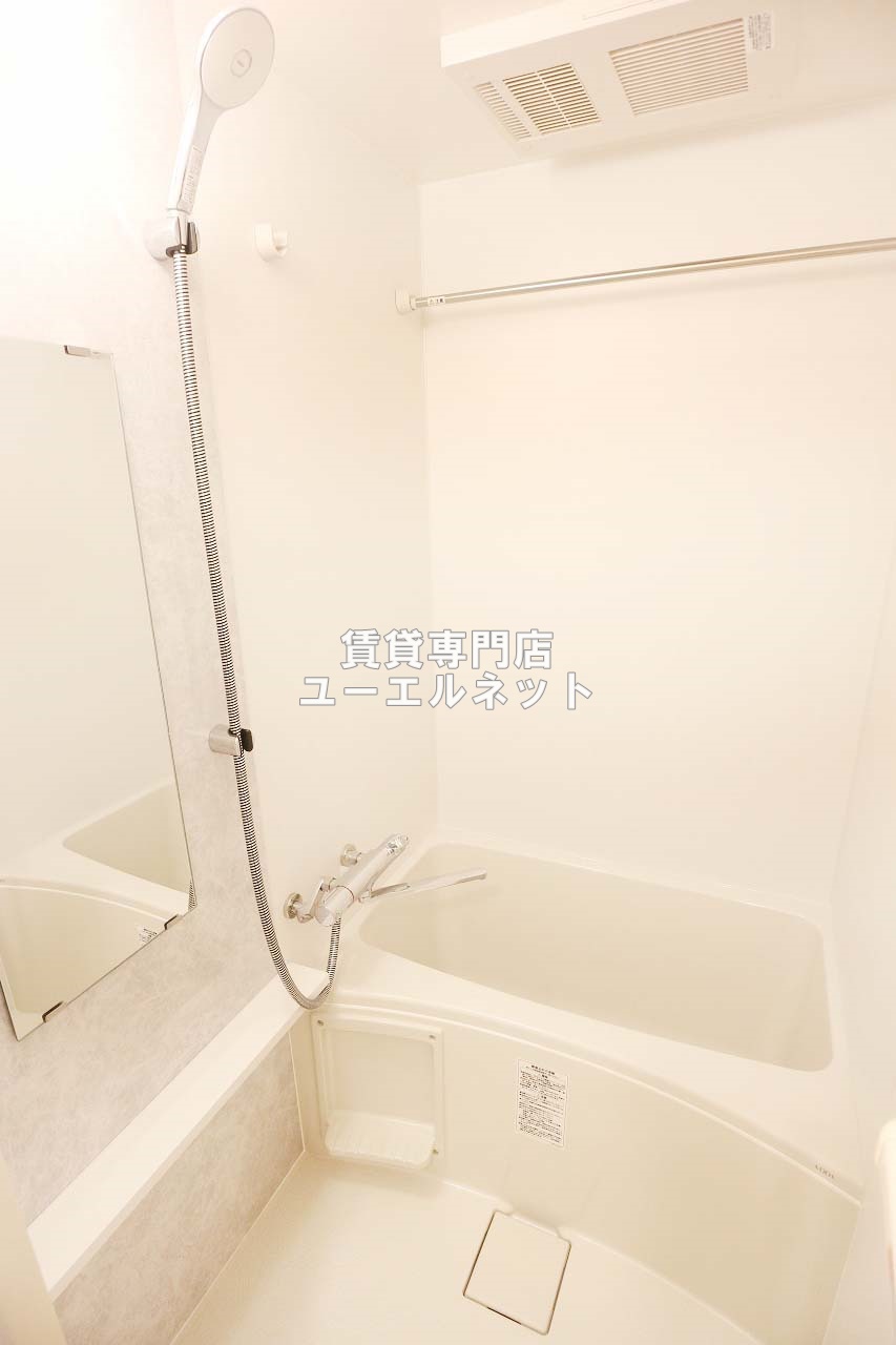 バス・シャワールーム　ゆったりとしたバスルーム