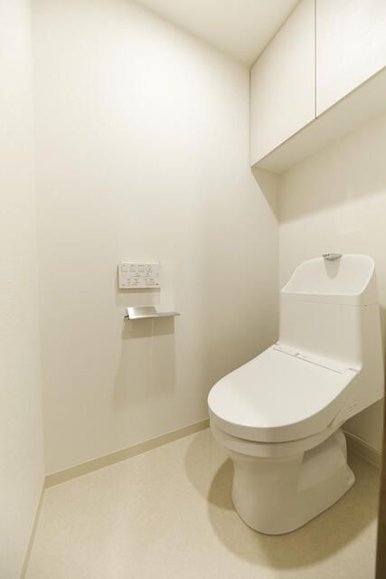 トイレ　落ち着いた色調のトイレです