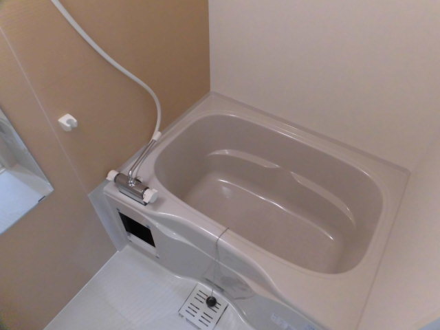 バス・シャワールーム　深めのバスタブなので暖まれます