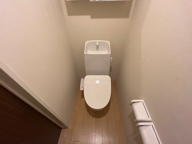 トイレ　温水洗浄暖房便座。小物収納棚付き。