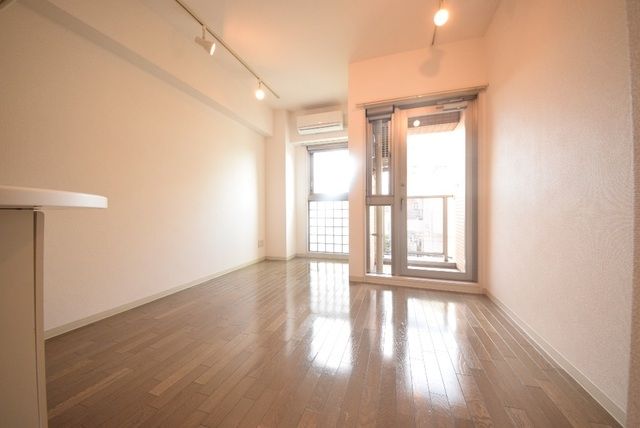 居室・リビング　キッチン側ｋら見たお部屋です