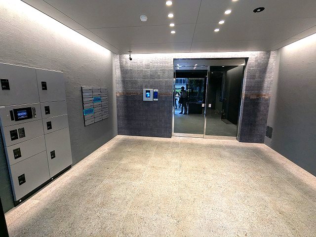 エントランス　モニター付オートロックセキュリティ、宅配BOX、防犯カメラ