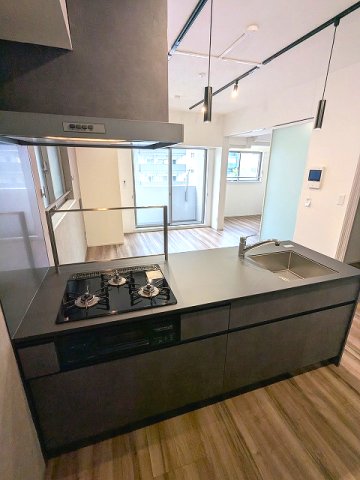 キッチン　グリル付ガス3口システムカウンターキッチン、瀟洒でお手入れ楽