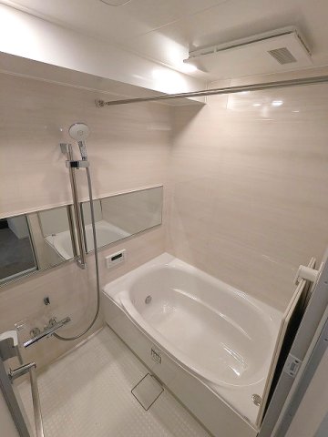 バス・シャワールーム　追焚オートバス、浴室換気乾燥機、ワイドシャワーヘッド、ワイド