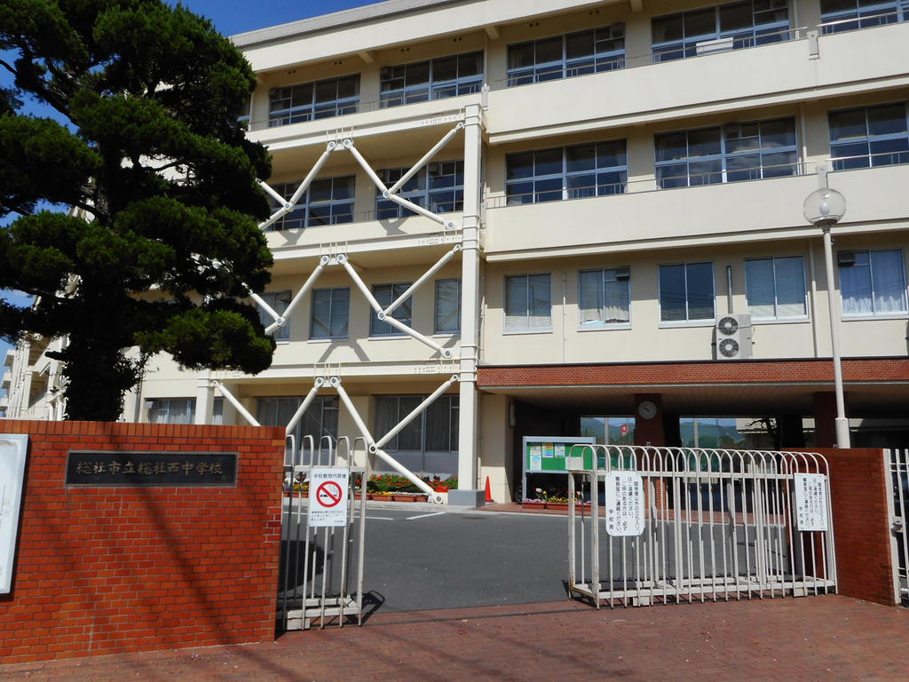 【総社市駅前のマンションの中学校】