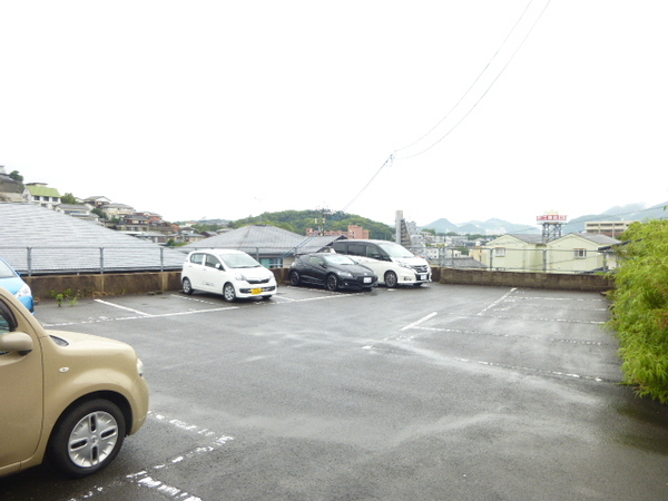 【長崎市花園町のアパートの駐車場】