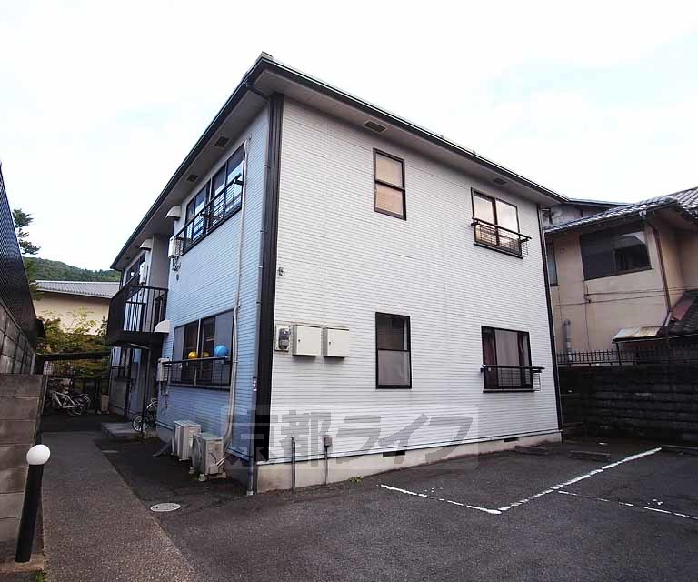 京都市左京区岡崎法勝寺町のアパートの建物外観