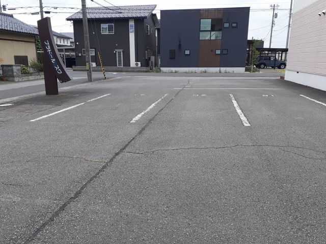 【鯖江市糺町のアパートの駐車場】