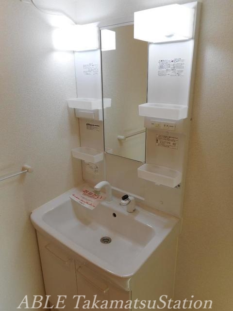【高松市成合町のアパートの洗面設備】