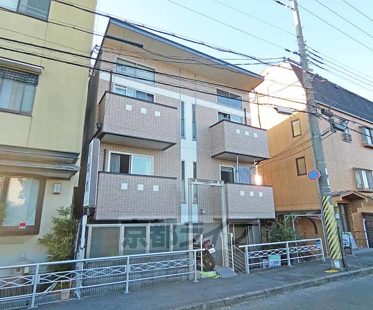 京都市伏見区深草小久保町のマンションの建物外観