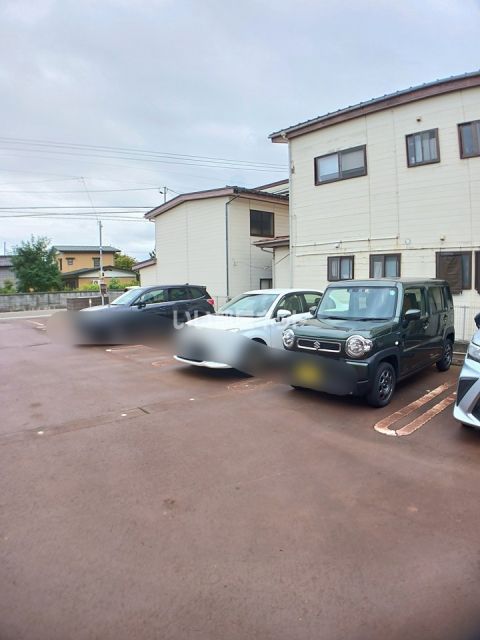 【上越市五智のアパートの駐車場】