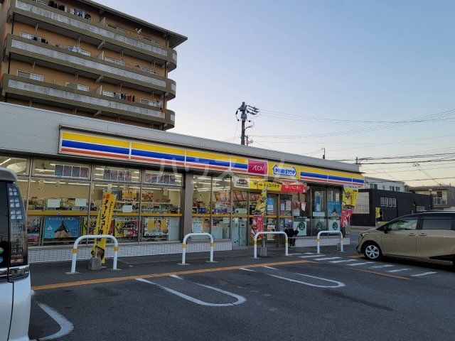 【西岡崎駅前アールのコンビニ】