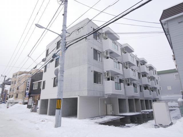 【札幌市白石区栄通のマンションの建物外観】