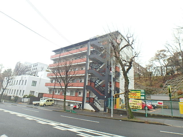 【神戸市灘区一王山町のマンションの建物外観】