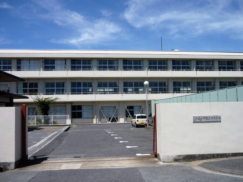 【大和高田市礒野南町のアパートの中学校】