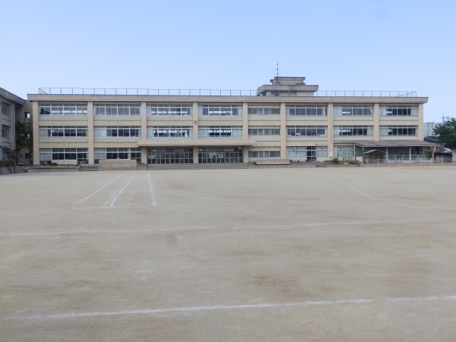 【津市南丸之内のアパートの小学校】