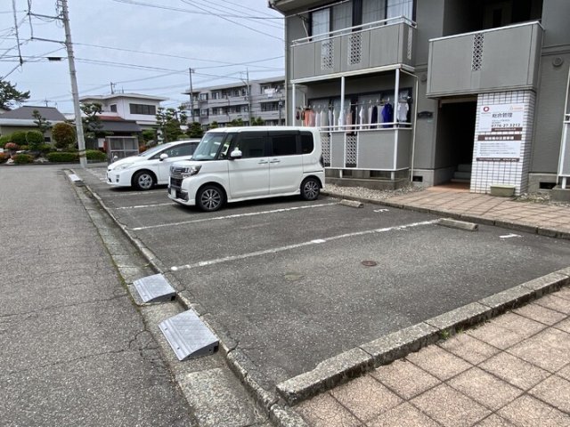 【ラメール町屋の駐車場】