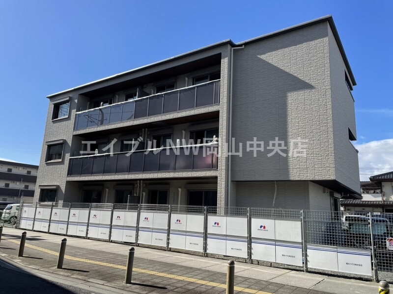 岡山市北区西古松のマンションの建物外観