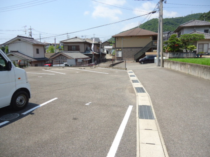 【尾道市栗原町のアパートの駐車場】