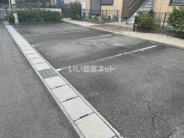 【桑名市大字東方のアパートの駐車場】