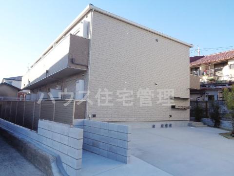 【高槻市北昭和台町のアパートの建物外観】