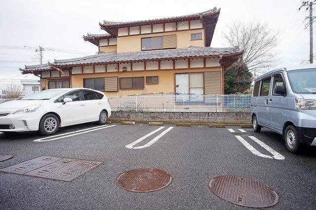 【伊勢崎市田部井町のアパートの駐車場】