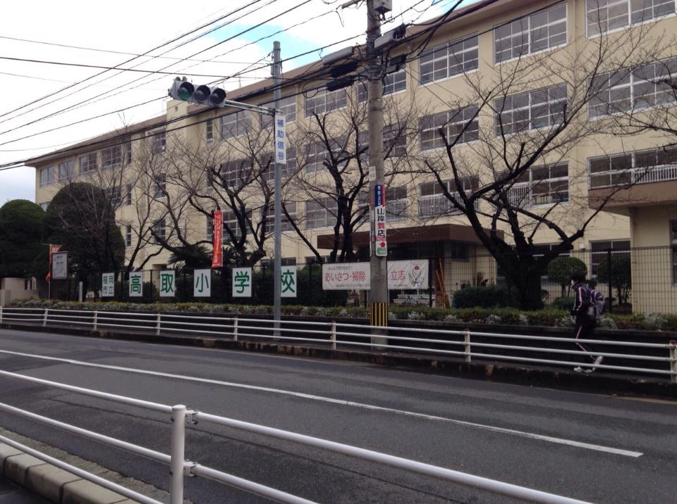 【福岡市早良区昭代のマンションの小学校】