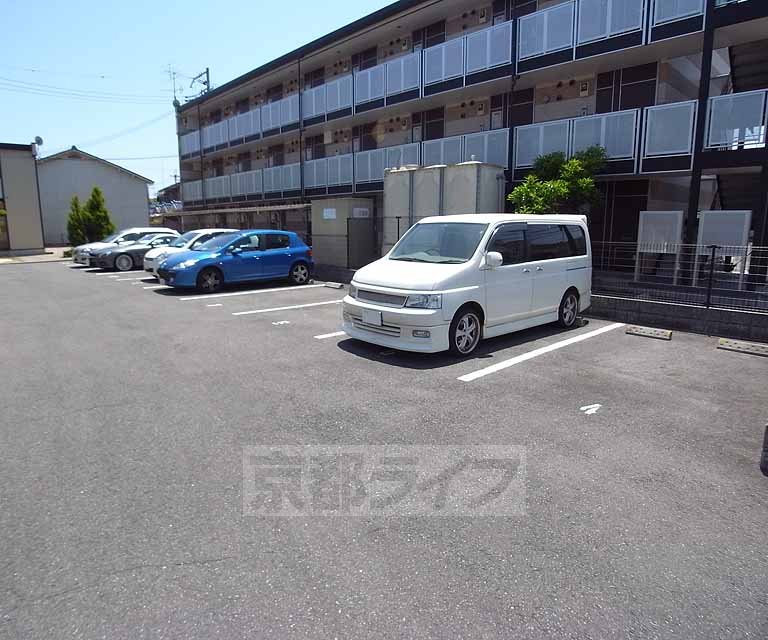 【レオパレスアルモニ２番館の駐車場】