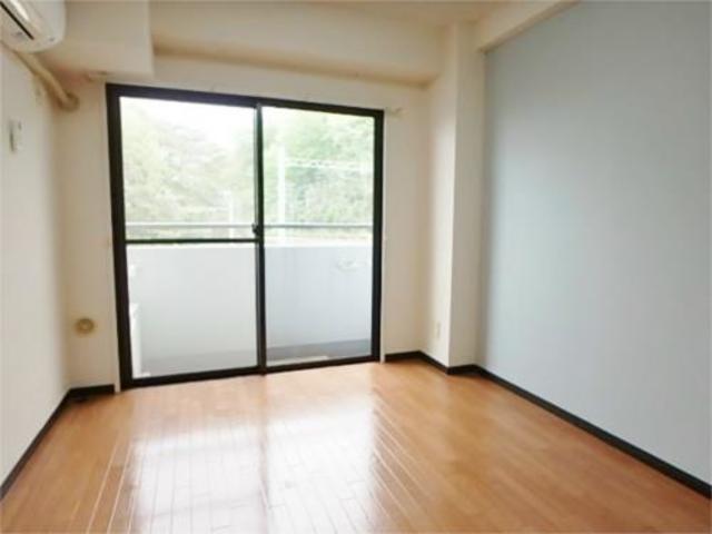 居室・リビング　明るい洋室です