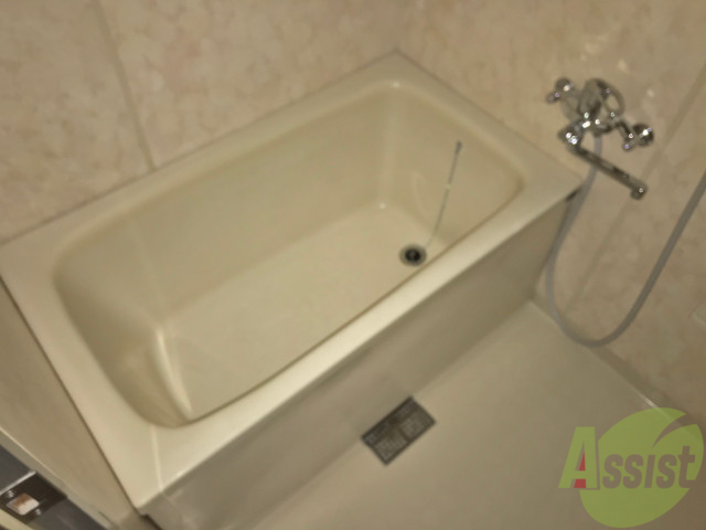 バス・シャワールーム　浴室はゆったりと浸かれるサイズ感になっています。