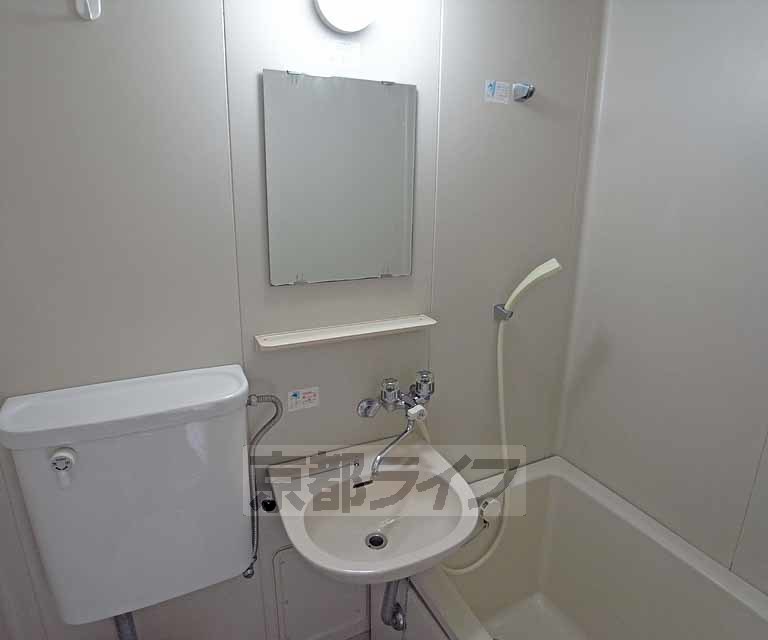 洗面設備　便利な棚もついています