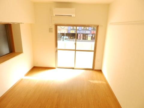 居室・リビング　室内