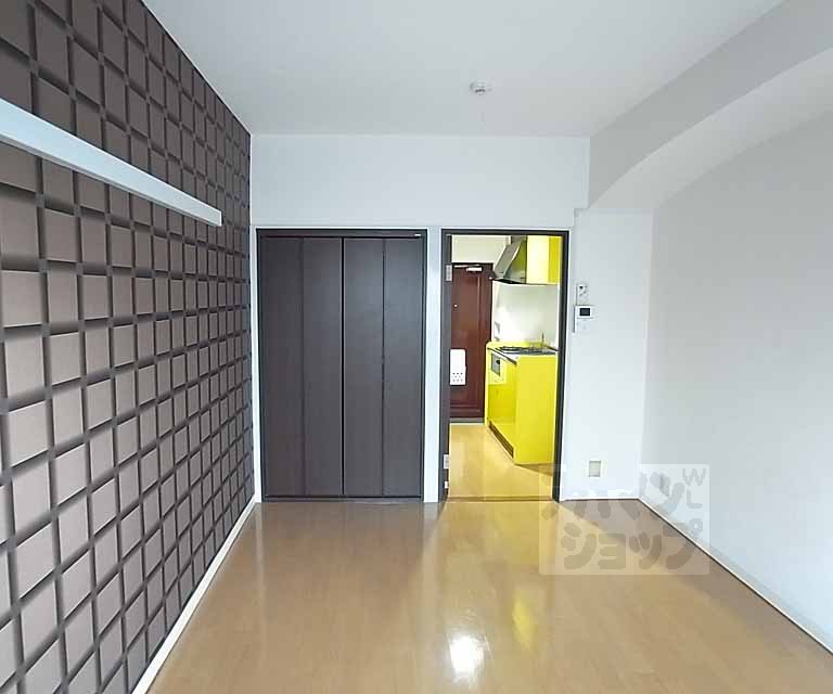 居室・リビング　デザインクロス採用の洋室