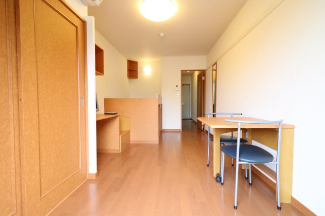 居室・リビング　１Ｆはフローリング仕様・２Ｆは絨毯仕様になります。