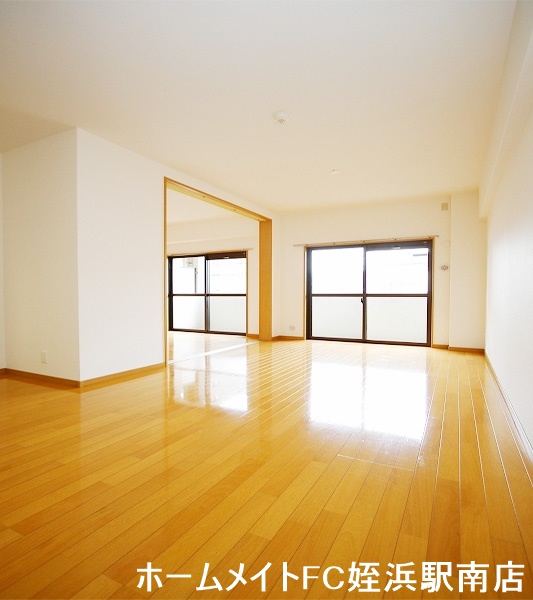 エントランス　★広々としたリビングです★参考写真