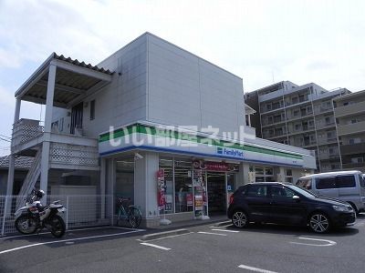 コンビニ　ファミリーマート西原三丁目店（コンビニ）まで479m