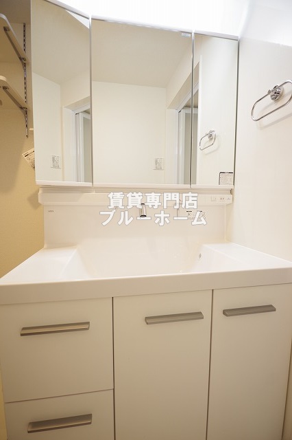 洗面設備　嬉しい三面鏡の独立洗面台です！