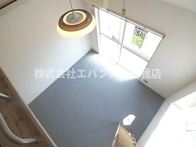 眺望　てんじょうが高く開放的な洋室です