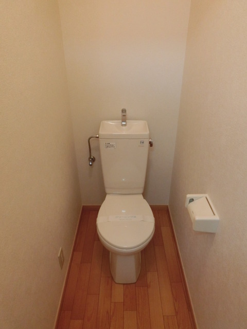トイレ　上部に棚がありますので、ストック品は棚へ…。