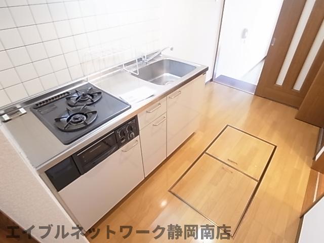 キッチン　コンパクトなキッチンで掃除もラクラク