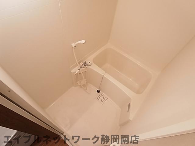 バス・シャワールーム　コンパクトで使いやすいお風呂です