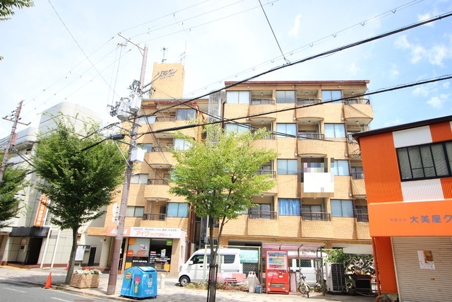 大阪狭山市狭山のマンションの建物外観